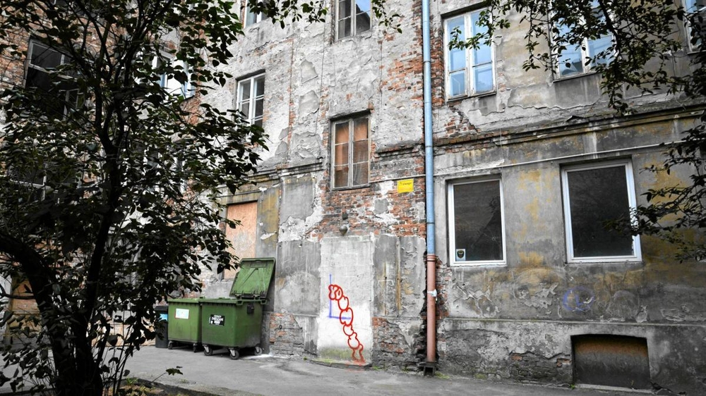 161881722_z18656686IEGZaniedbana-kamienica-przy-ulicy-Stalowej-29-przejd.thumb.jpg.07946c43d2381325130f6c522fea7ea7.jpg
